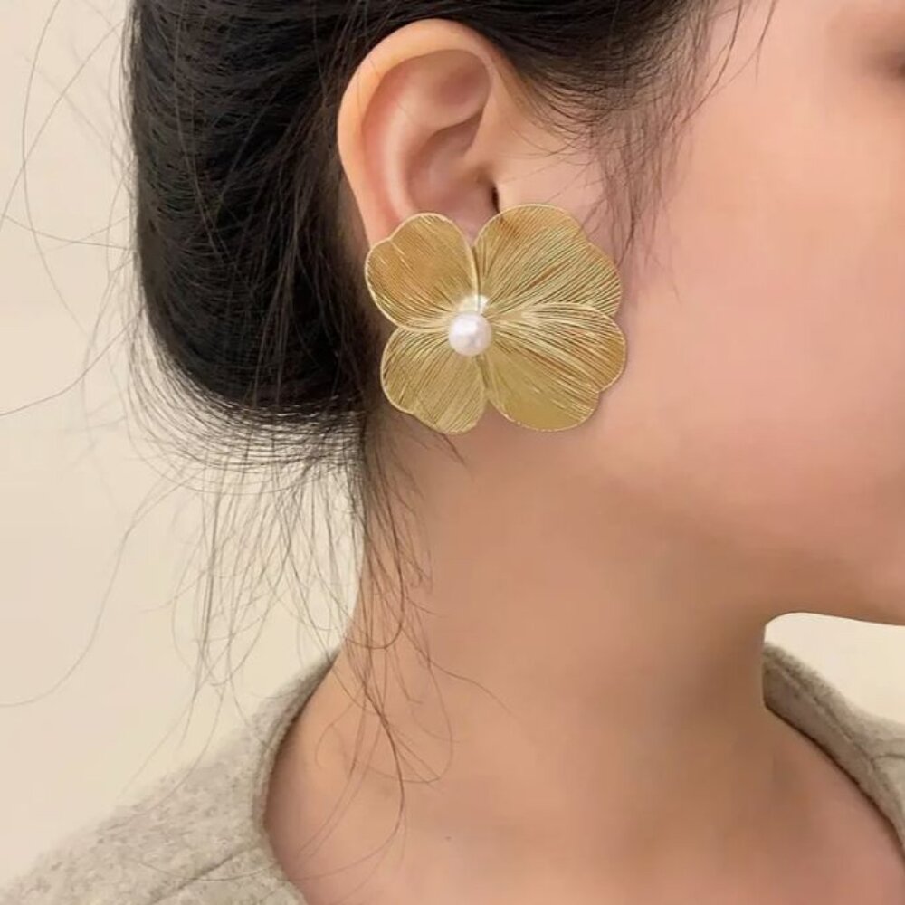 NEW Cecelia Gold Metal Mesh Flower Pearl Stud Statement Earrings